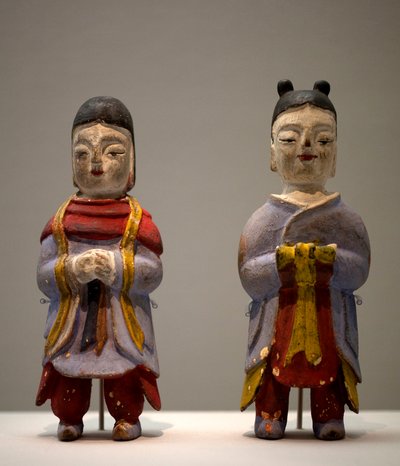 シャーマンの衣装を着たフィギア。多色刷りの木彫像、アートコリーン 作： Korean School