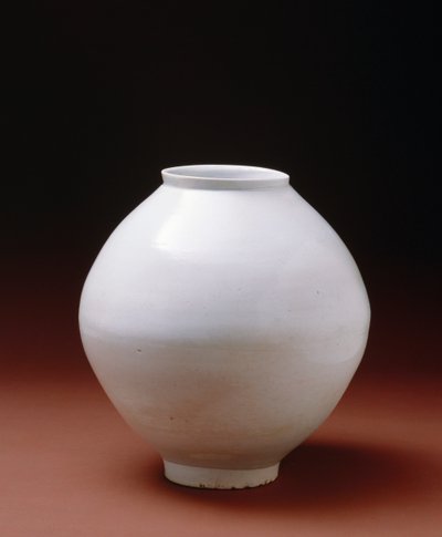 満月の壺」 17世紀初頭 釉薬を施した磁器 作： Korean School