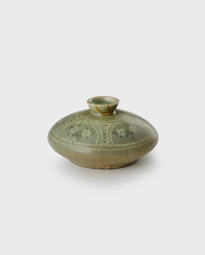 油瓶 12世紀後半 石器に象嵌細工と青磁が施されている。
青磁の釉薬) 作： Korean School