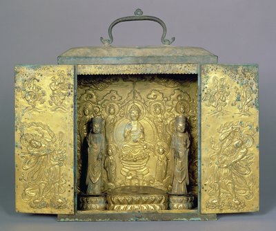高麗時代の二菩薩立像、三尊像、守護像を備えた携帯用仏壇（金銅製、線刻・レポ-ス装飾付 作： Korean School