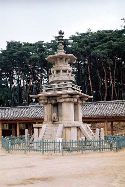 プルクサ寺院の一部であるタボタップ（プラブタラトナの塔）は、528年に最初に建設され、751年に拡張され、1612年から59年にかけて火事の後に再建されました。 作： Korean School