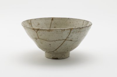 16世紀後半の茶碗（コライジャワン）（透明な淡い青色の釉薬、金漆の補修を施した磁器） 作： Korean School