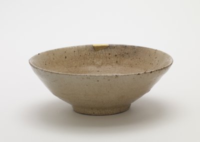 16世紀後半の茶碗（石器、無ガラス磁器、透明釉薬、金漆補修） 作： Korean School