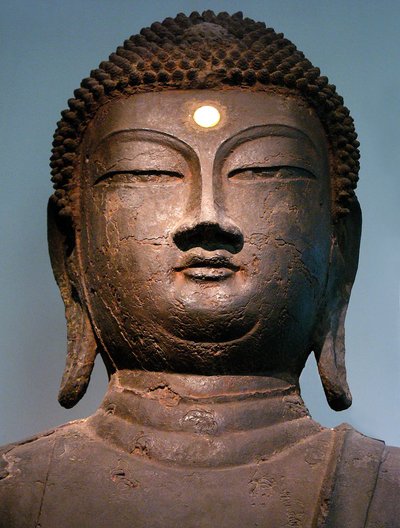 鉄製の仏頭、高麗時代（10世紀）のもので、韓国京畿道河南市のハサチャン洞の僧院から出土したもの。写真撮影、韓国・ソウル国立博物館、2006年 作： Korean School