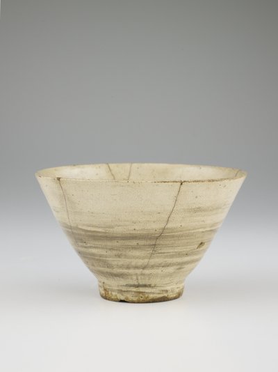 18世紀初頭の茶碗風の茶碗（茶碗に似たつや消し鉄顔料の下に白いすべりのある石器、透明な釉薬、足の内側の透明な釉薬、金漆の修理） 作： Korean School
