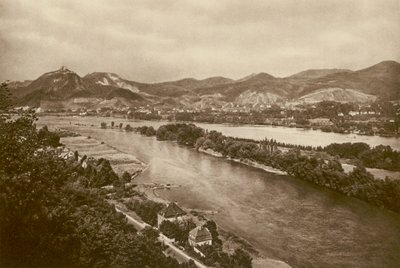 ライン川のジーベンゲビルゲ。 ライン川のジーベンゲビルゲ (白黒写真) 作： Kurt Hielscher