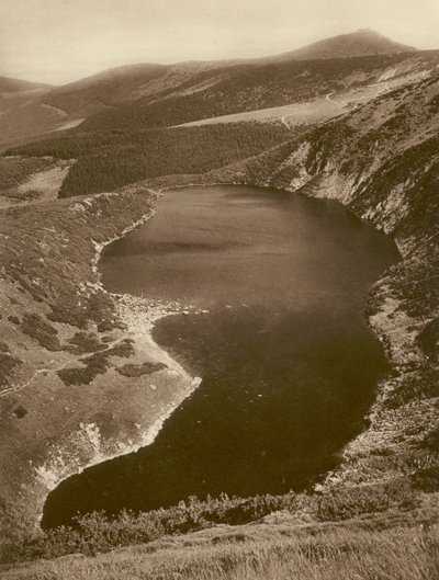 大きな池とスニェシュカ (巨峰)。 大池とシュネーコッペ (巨峰) (白黒写真) 作： Kurt Hielscher