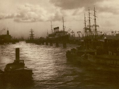 ハンブルグの港で。 ハンブルク港 (白黒写真) 作： Kurt Hielscher