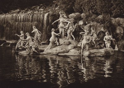 イタリア: カゼルタ、ダイアナのグループ、公園で (白黒写真) 作： Kurt Hielscher