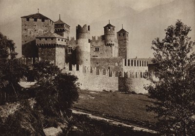 イタリア: フェニス城、ヴァル ダオスタ (白黒写真) 作： Kurt Hielscher