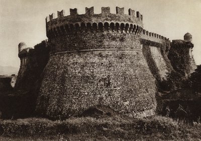 イタリア: サルザネッロ城 (白黒写真) 作： Kurt Hielscher