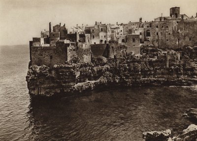 イタリア：ポリニャーノ・ア・マーレ、プーリア（白黒写真） 作： Kurt Hielscher