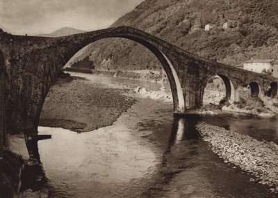 イタリア: ルッカ近くの悪魔の橋 (白黒写真) 作： Kurt Hielscher
