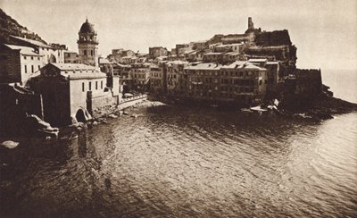 イタリア: ヴェルナッツァ、リビエラ (白黒写真) 作： Kurt Hielscher