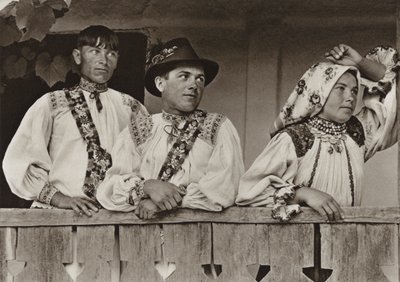 ルーマニア: Boinesti、ベランダで (白黒写真) 作： Kurt Hielscher