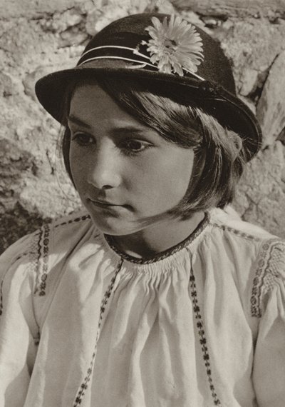 ルーマニア: ドラゴス、農民の少女 (白黒写真) 作： Kurt Hielscher