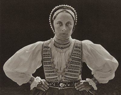 ルーマニア: どんぐり、ザクセンの女性 (白黒写真) 作： Kurt Hielscher