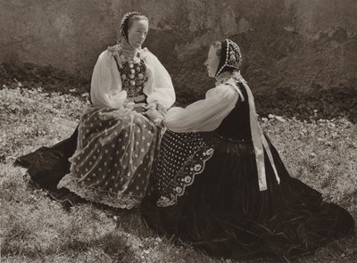 ルーマニア: レチンタ、日曜日の衣装を着たザクセンの女の子 (白黒写真) 作： Kurt Hielscher