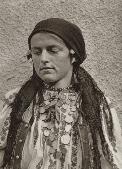 ルーマニア: クランベリー、農民の女性 (白黒写真) 作： Kurt Hielscher