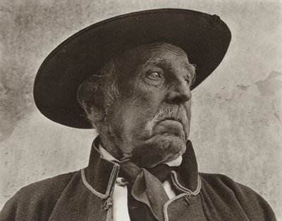 ルーマニア: Viscri、村の先輩 (白黒写真) 作： Kurt Hielscher