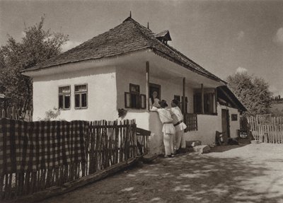 ルーマニア: Voinesti、農民の家 (白黒写真) 作： Kurt Hielscher