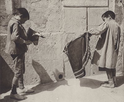 スペイン: 闘牛で遊ぶ少年たち (白黒写真) 作： Kurt Hielscher
