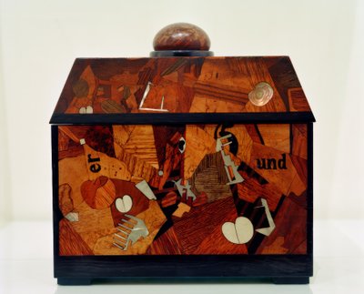 はめ込みソース 作： Kurt Schwitters