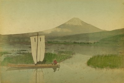 日本: 穂高目湖の手前に帆船がある富士山 (富士山) 作： Kusakabe Kimbei