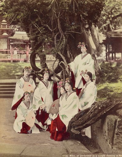 美子、または奈良の寺院で踊る、c.1890 作： Kusakabe Kimbei