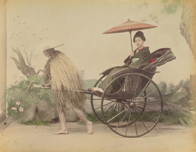 [わら雨コートを着た男に人力車で引っ張られる日傘を差した女性のポーズ]。 作： Kusakabe Kimbei