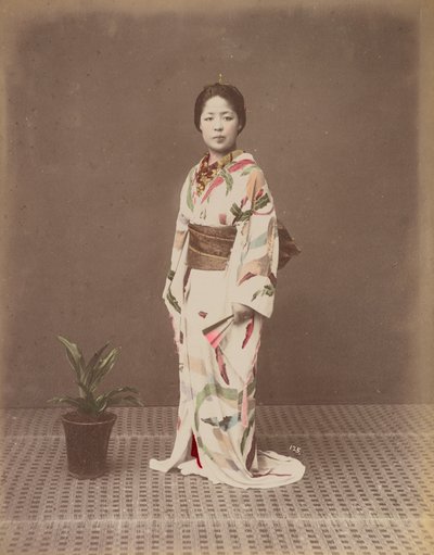 [鉢植えを持つ女性］ 作： Kusakabe Kimbei