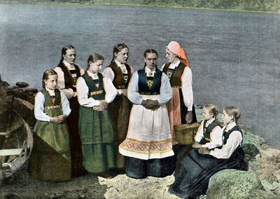 民族衣装を着た女性と子供たち（ノルウェー、ソグナフィヨルデン、1890年頃 作： L Boulanger