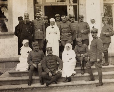 Friuli-Venezia Giuliaにおける第一次世界大戦のアルバム：1915年11月25日、Soreschiano Manzanoの戦争病院の17人が住んでいたVilla Brazzàにマルタ騎士団が訪れた際の将校と赤十字の看護師の集合写真（モノクロ写真）。 作： L. Verdiani