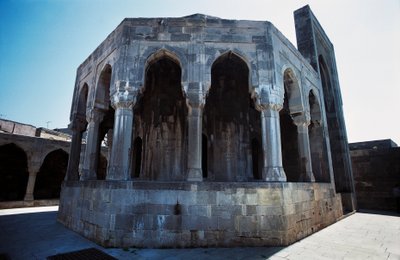 バクー要塞都市シルヴァンシャー宮殿ディヴァンカーナ館（2000年ユネスコ世界遺産登録）、アゼルバイジャン 作： Amadeo (after) Modigliani