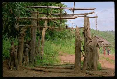 Akkha村の入り口にある霊門 作： School Laotian
