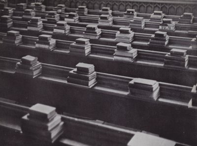 イートンのチャペルにある本（モノクロ写真 作： Laszlo Moholy Nagy