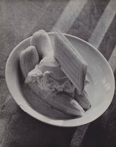 Banana Mess, The caviare of Eton (b-w photo) 作： Laszlo Moholy Nagy