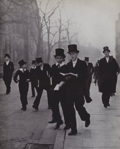 イートンのチャペルと学校の間（モノクロ写真 作： Laszlo Moholy Nagy