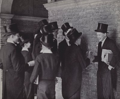 イートン校の少年たちのゴシップ（モノクロ写真 作： Laszlo Moholy Nagy