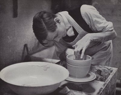 イートンの陶器（モノクロ写真 作： Laszlo Moholy Nagy