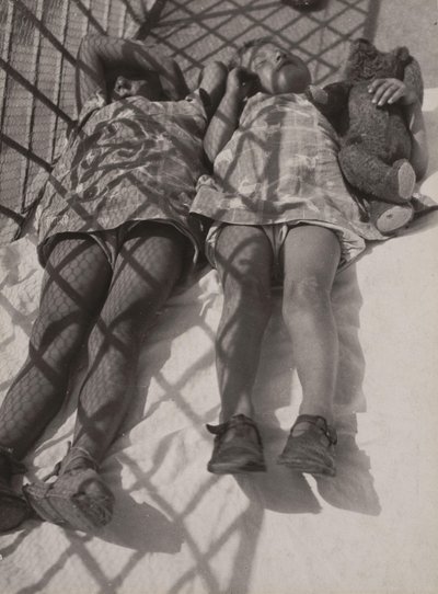 シエスタ、1926年。 作： Laszlo Moholy Nagy