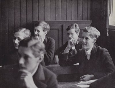イートン校の新校舎で行われていた「The lighter side of learning」(モノクロ写真) 作： Laszlo Moholy Nagy