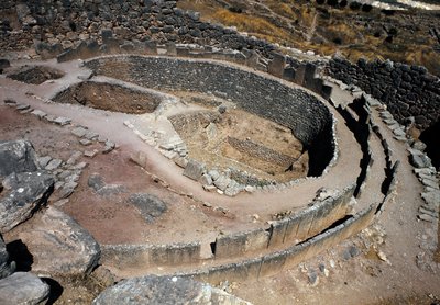 考古学者ハインリッヒ・シュリーマン（1822-1890）が1870年に発見した最初のサークル状の墓（王家の墓地）の航空写真：ペロポネソス半島の古代都市ミケネスの跡地（紀元前1500-1100年）ギリシャ 作： Late Helladic Period Mycenaean