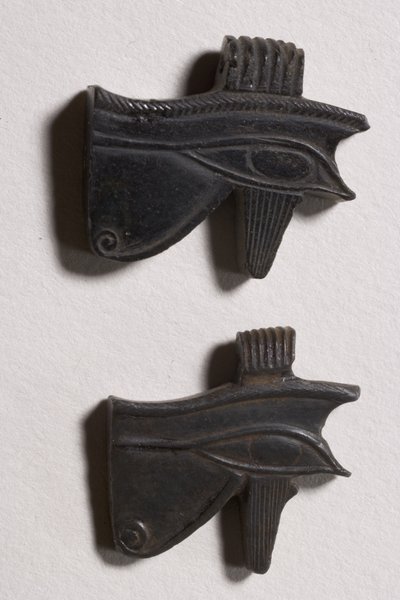 2つのwedjatアイお守り（黒曜石） 作： Late Period Egyptian