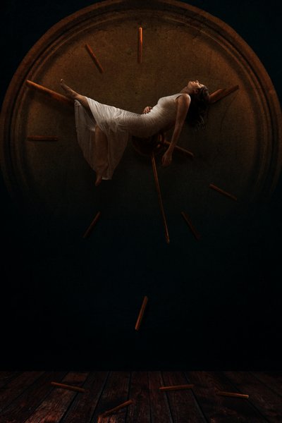 「時計の上の女」の夢 作： Laura Benvenuti