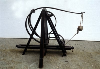 カタパルトです。レオナルド・ダ・ヴィンチ(Leonardo da Vinci)の図面からの模型。ミラノの科学技術博物館。 作： Leonardo da (after) Vinci
