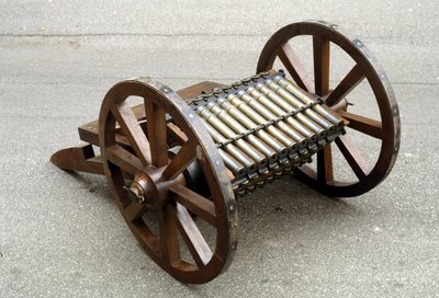 杖のロータリーガン。レオナルド・ダ・ヴィンチ(Leonardo da Vinci)の図面から作られたモデル。 作： Leonardo da (after) Vinci