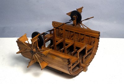 車輪付き推進艇。レオナルド・ダ・ヴィンチ(Leonardo da Vinci)の図面からの模型。ミラノの科学技術博物館。 作： Leonardo da (after) Vinci