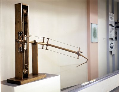 レオナルド・ダ・ヴィンチ(Leonardo da Vinci)の図面に基づいたモデルである、可変傾斜の翼。ミラノの科学技術博物館。 作： Leonardo da (after) Vinci