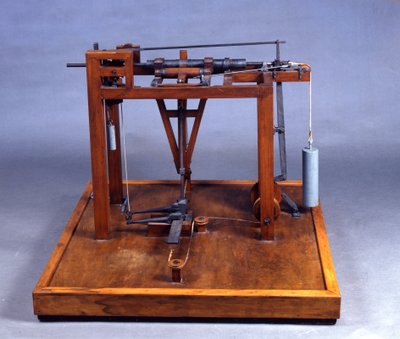 レオナルド・ダ・ヴィンチ（Leonard de Vinci）（1452-1519）が貴金属を叩くために使用した太鼓叩き「バチローロ」の木製模型（モデル） ミラノ科学技術博物館蔵 作： Leonardo da (after) Vinci